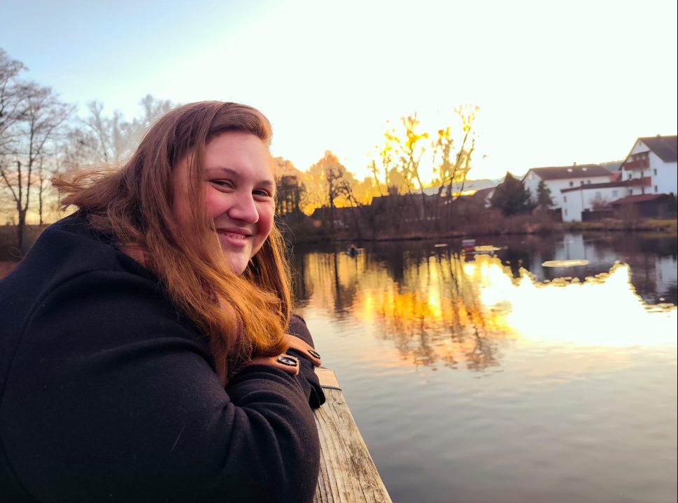 Nathalie am See im Abendlicht